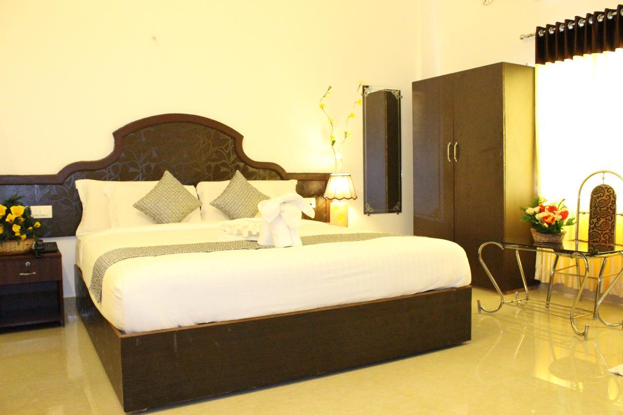 Ebenezer Plaza Hotel Nedumbassery Exterior photo